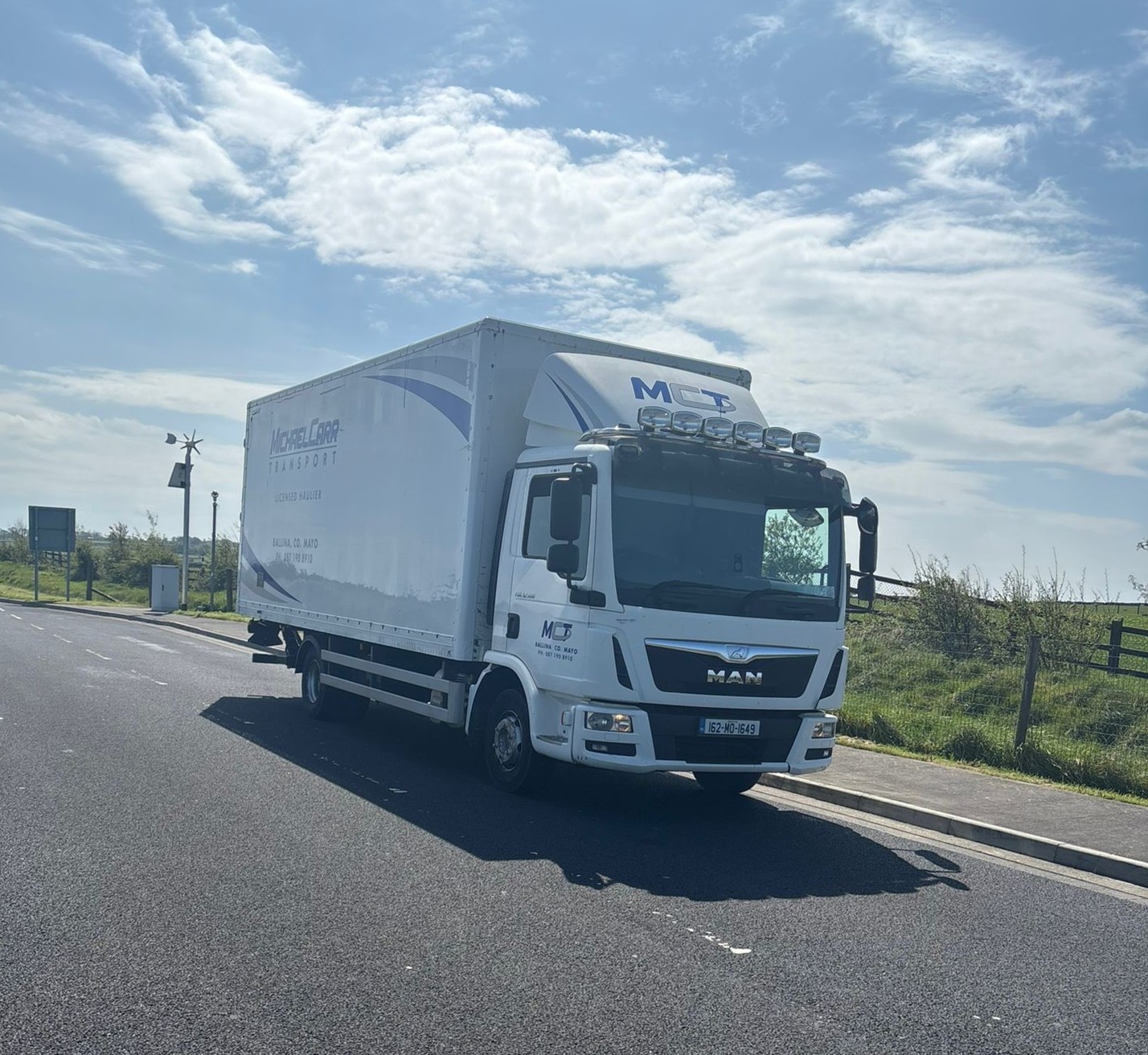 Rigid box body truck with tail lift for commercial goods and pallet deliveries